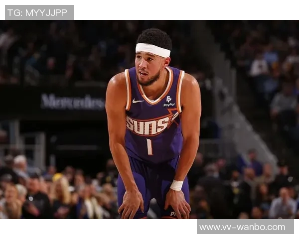 布克回应分享球权争议强调场上每位球员都应具备威胁性 布克回应分享球权争议强调场上每位球员都应具备威胁性