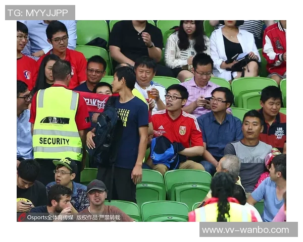 杨立瑜遭球迷怒斥：何必与阿猫阿狗争执真该给球迷竖中指